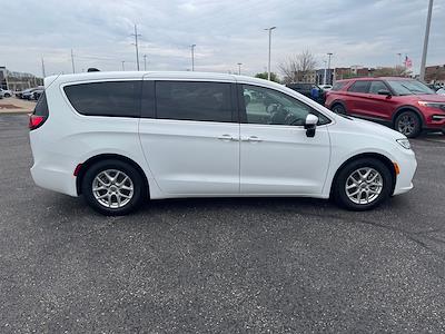 Used 2023 Chrysler Pacifica - photo 2
