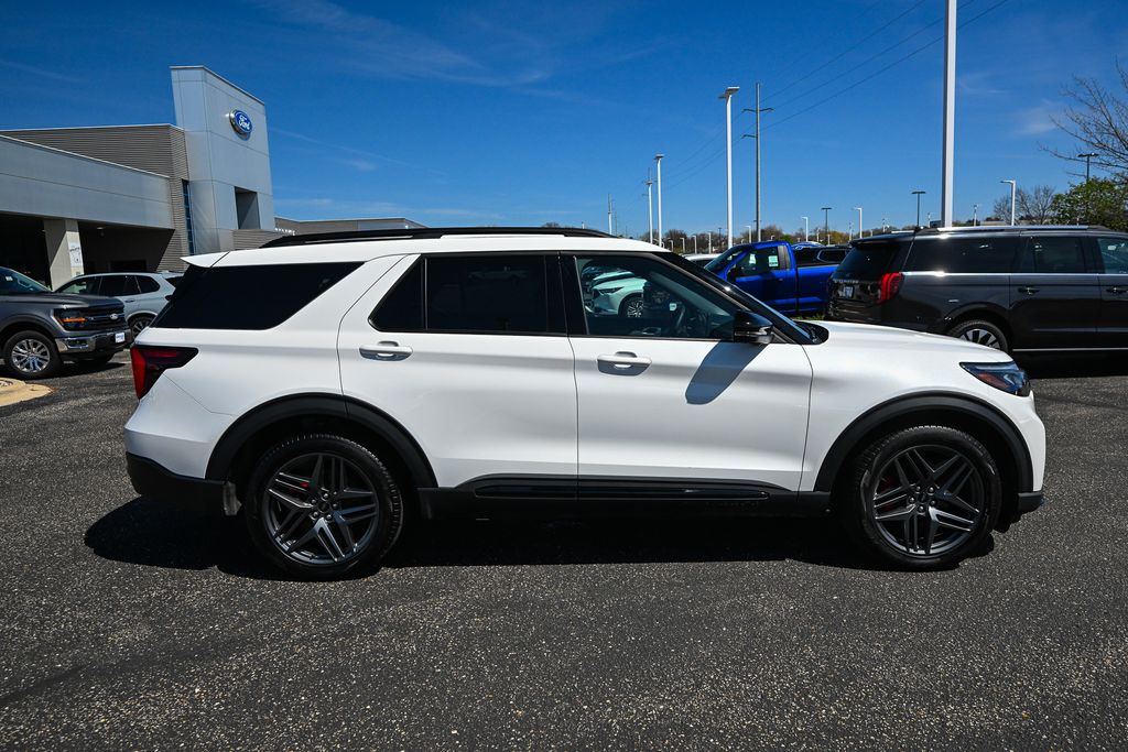 Used 2025 Ford Explorer - photo 2