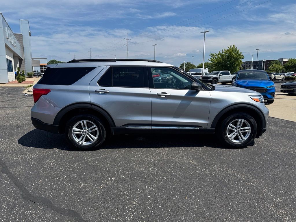 Used 2024 Ford Explorer - photo 2