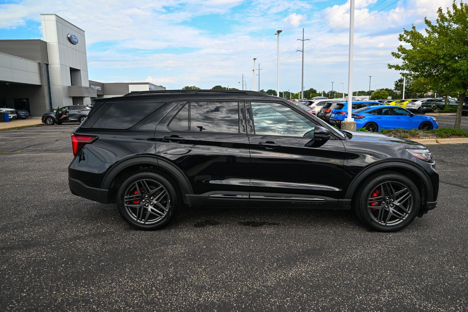 Used 2025 Ford Explorer - photo 2