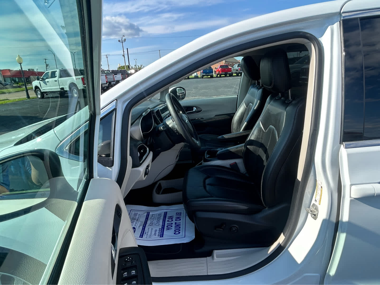 Used 2023 Chrysler Pacifica - photo 22
