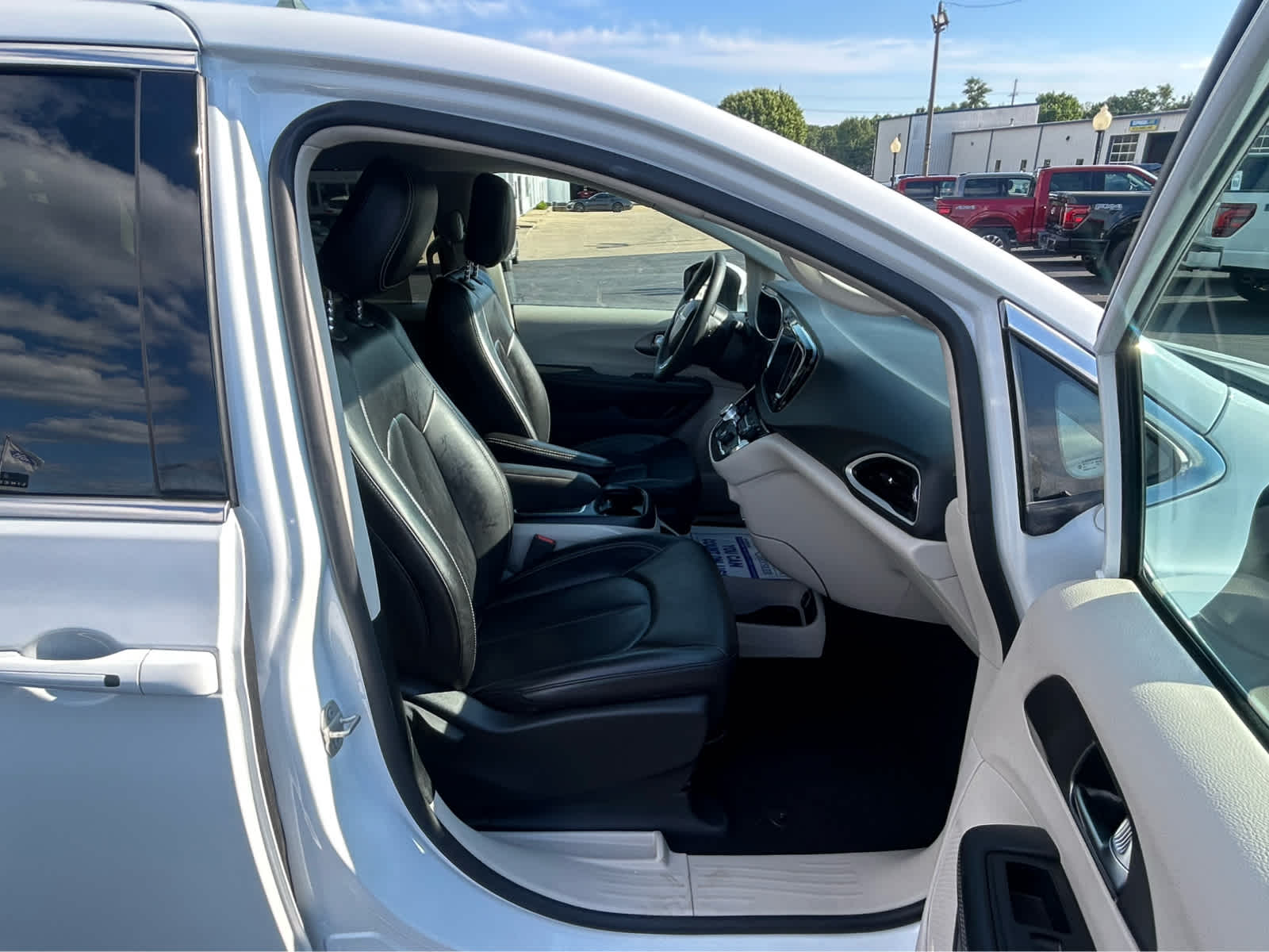 Used 2023 Chrysler Pacifica - photo 23