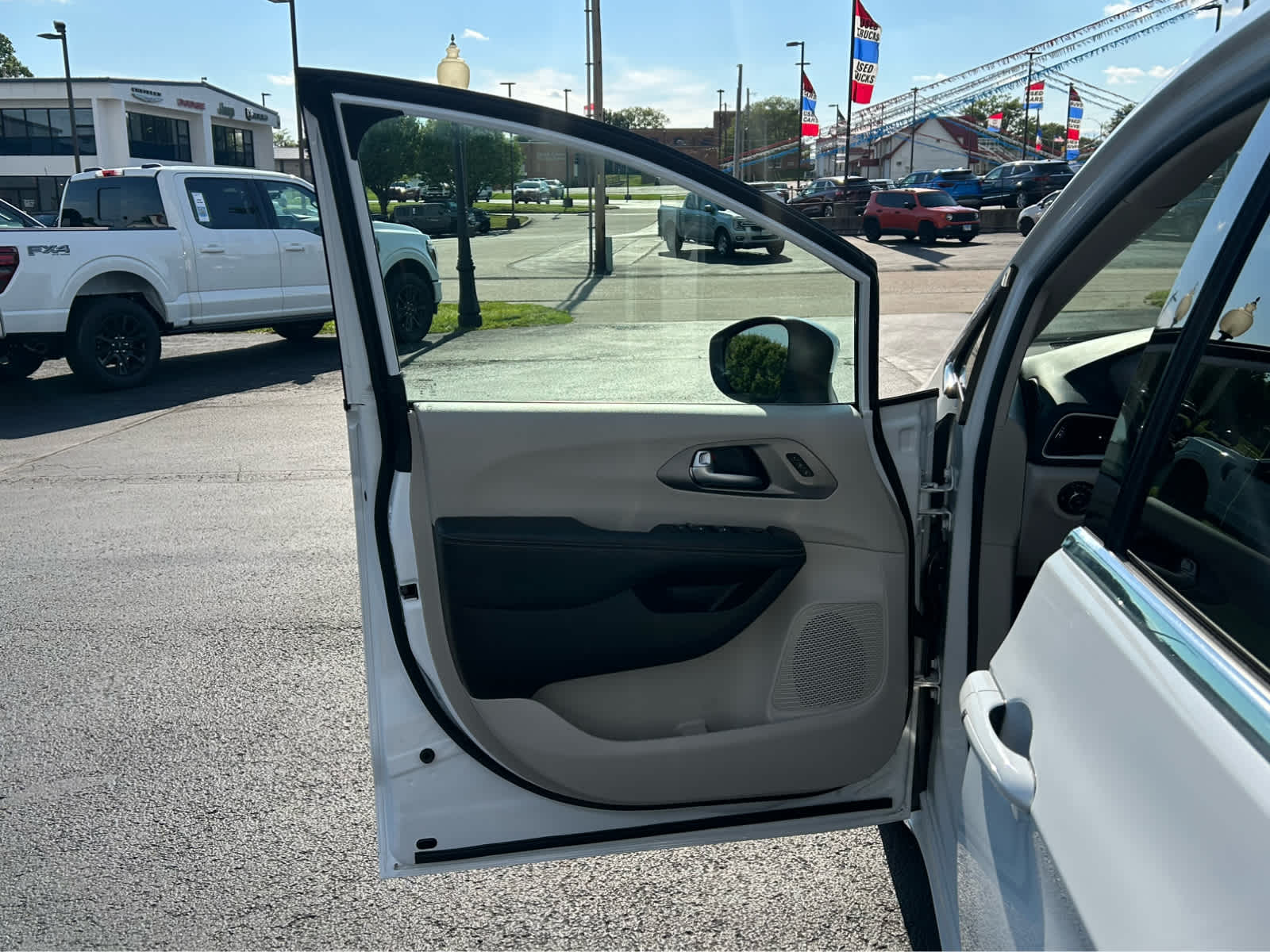Used 2023 Chrysler Pacifica - photo 24