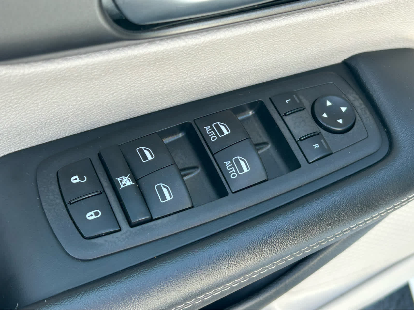 Used 2023 Chrysler Pacifica - photo 25