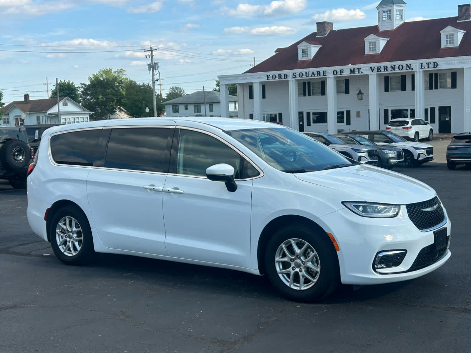 Used 2023 Chrysler Pacifica - photo 5