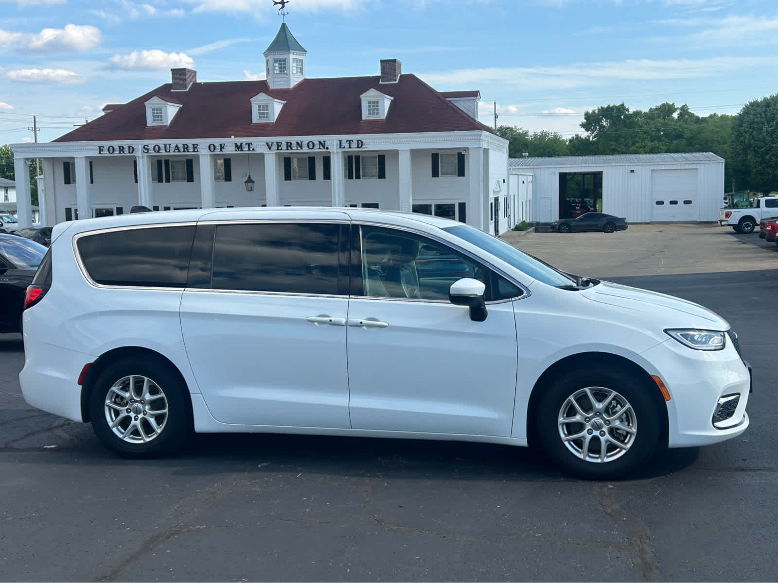 Used 2023 Chrysler Pacifica - photo 6