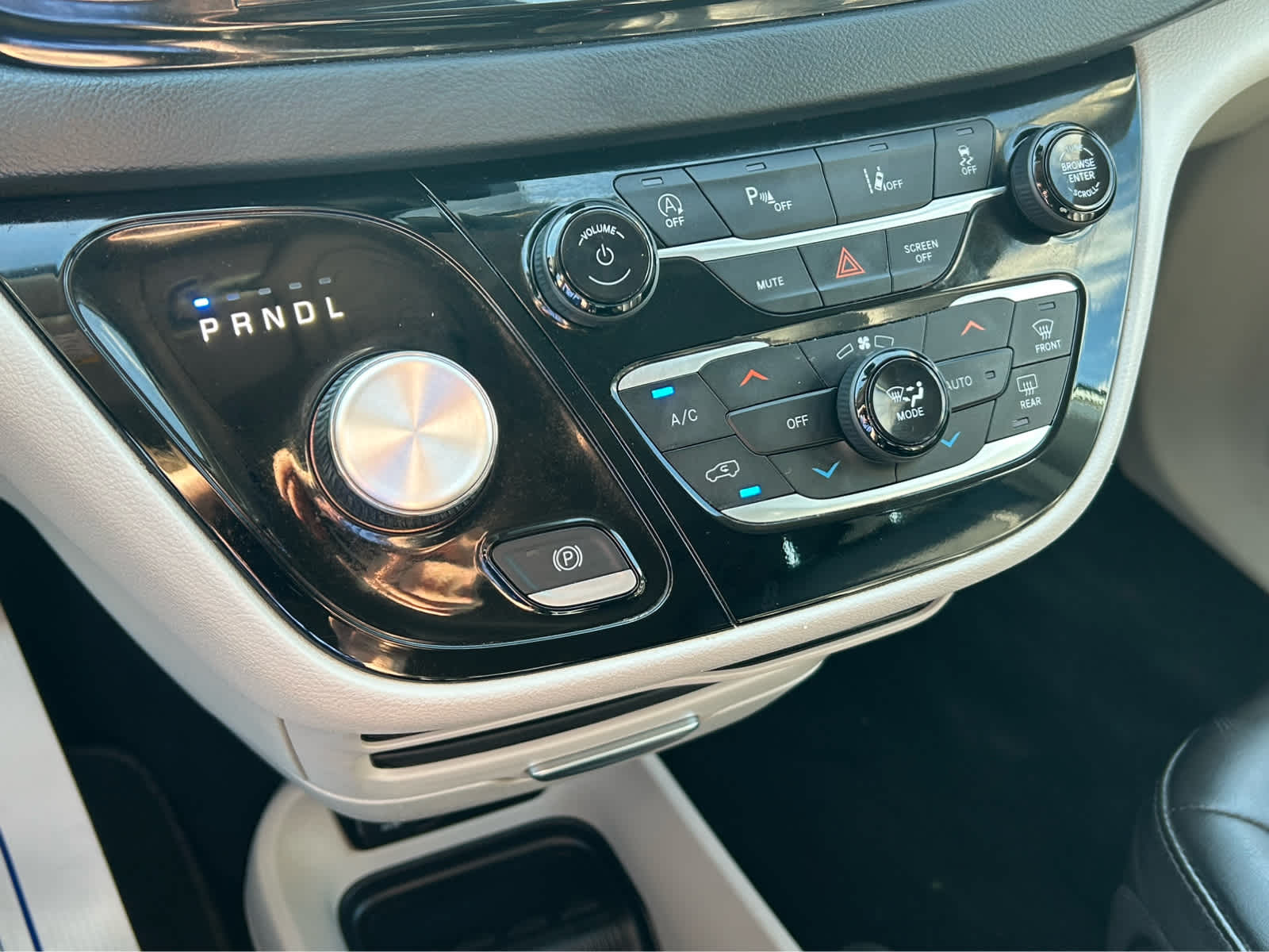 Used 2023 Chrysler Pacifica - photo 42