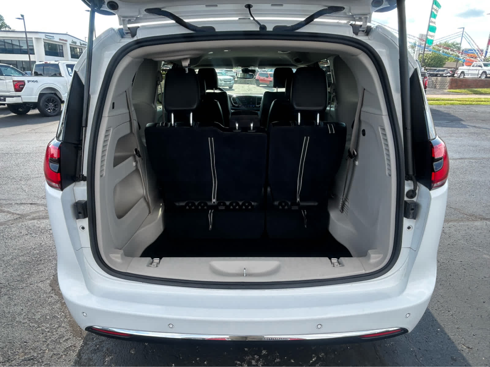 Used 2023 Chrysler Pacifica - photo 8