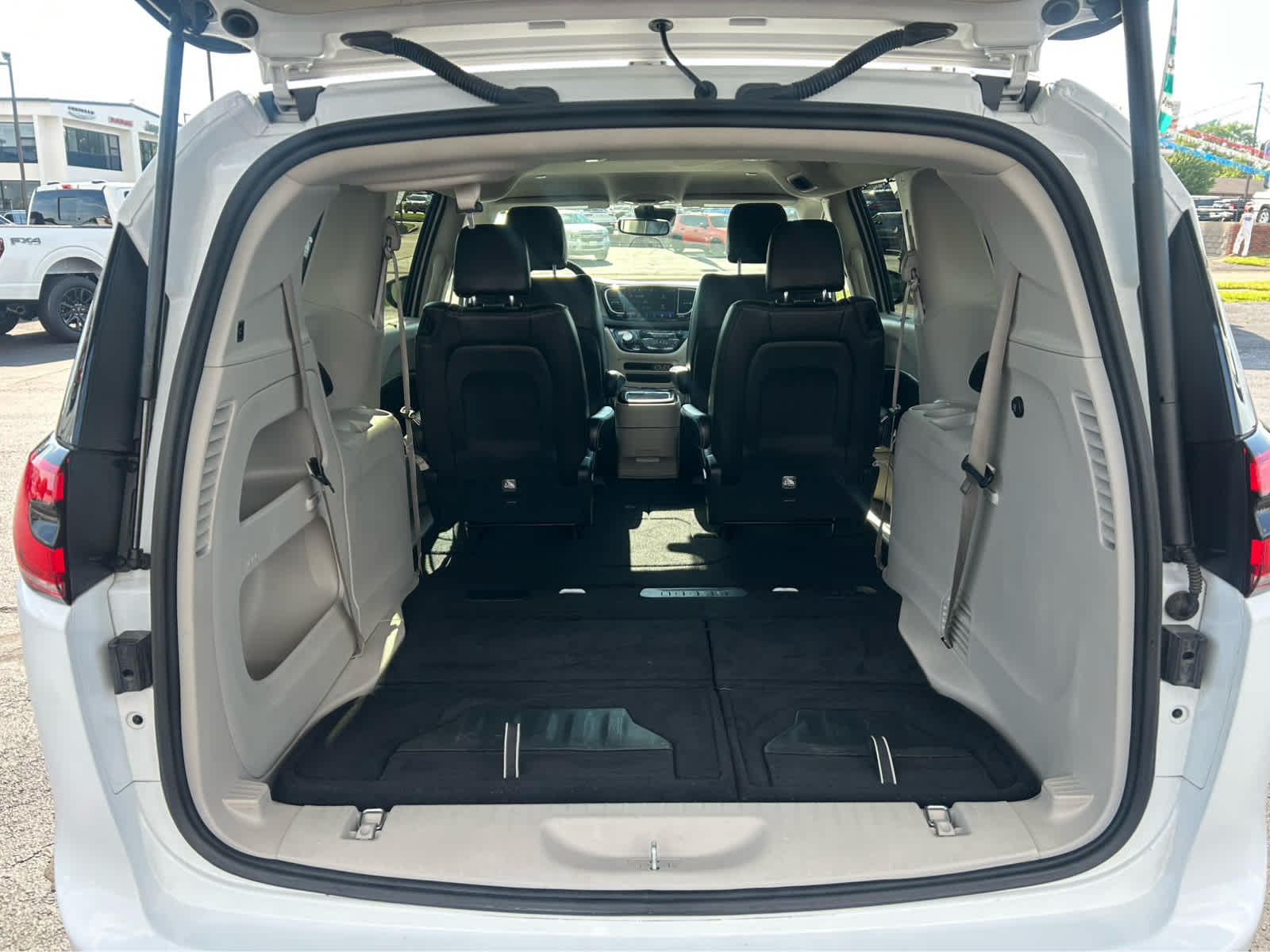 Used 2023 Chrysler Pacifica - photo 9
