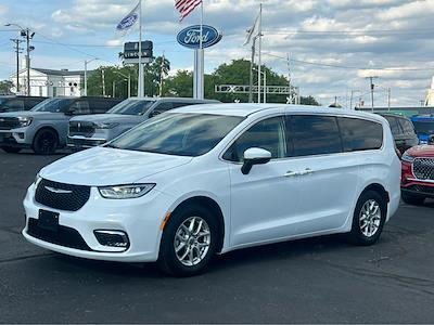Used 2023 Chrysler Pacifica - photo 2