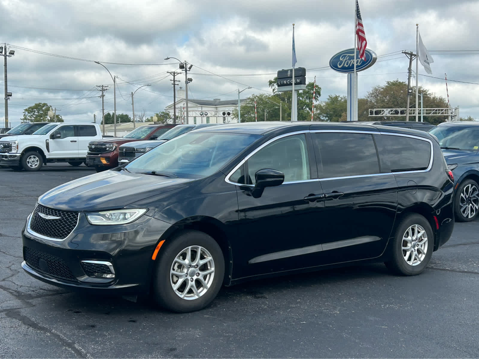 Used 2024 Chrysler Pacifica - photo 2