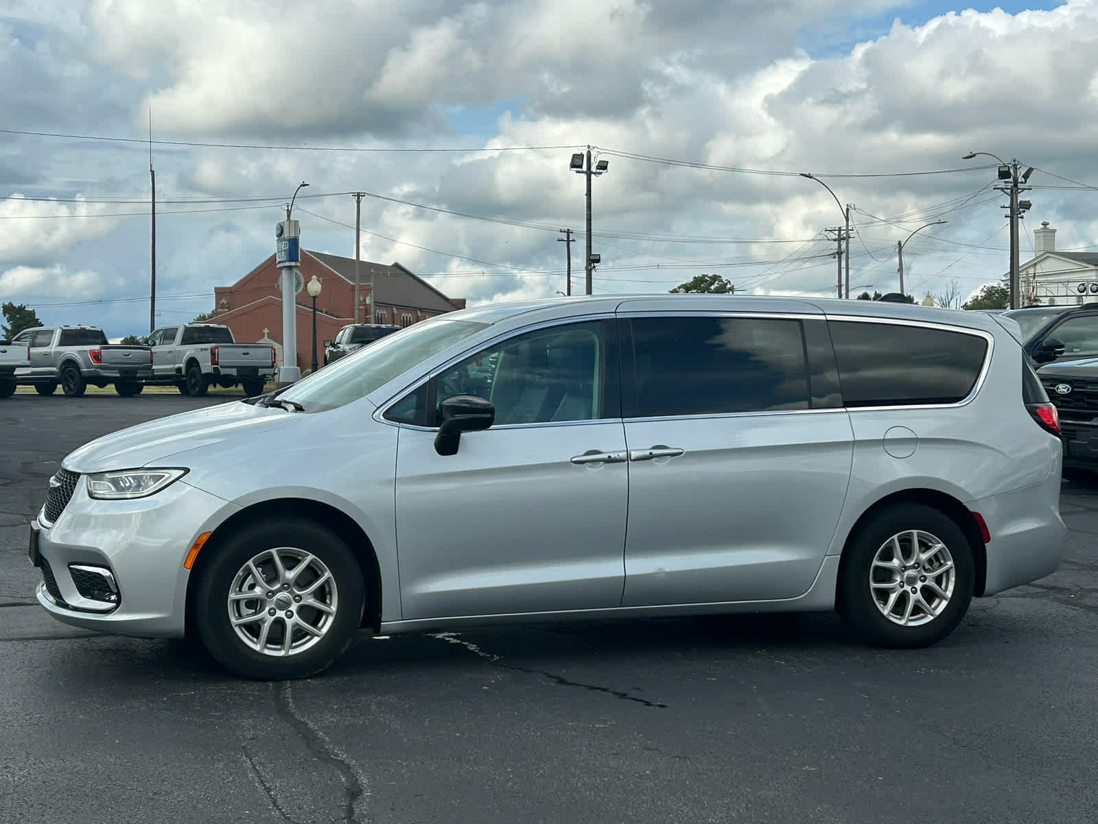 Used 2024 Chrysler Pacifica - photo 1