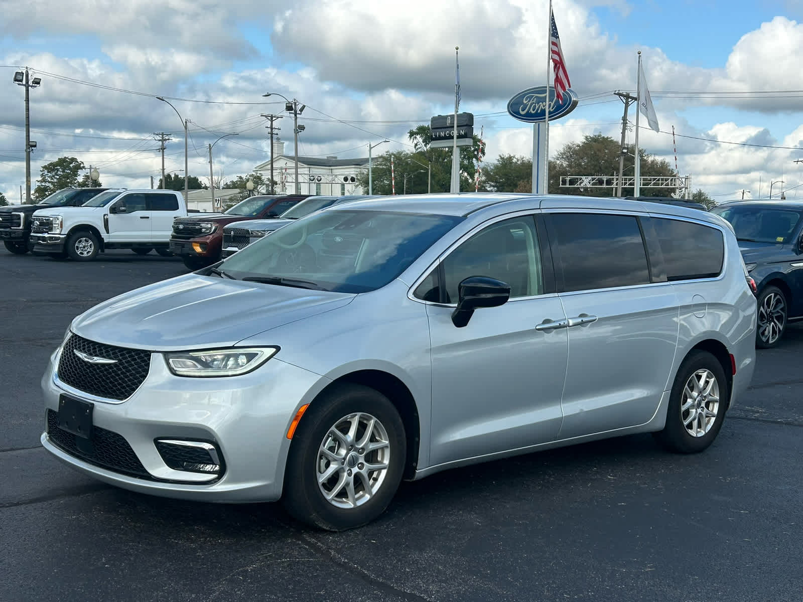 Used 2024 Chrysler Pacifica - photo 2