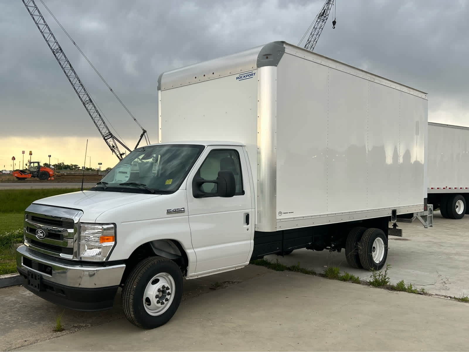 New 2027 Ford E-450 - photo 2
