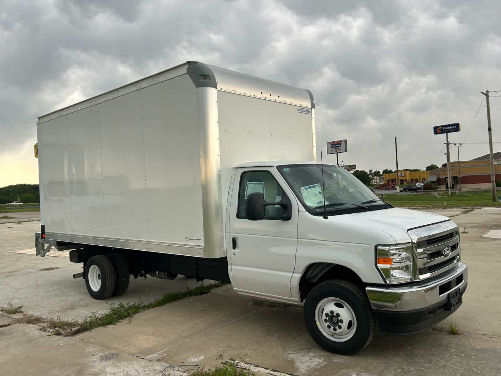 New 2027 Ford E-450 - photo 5