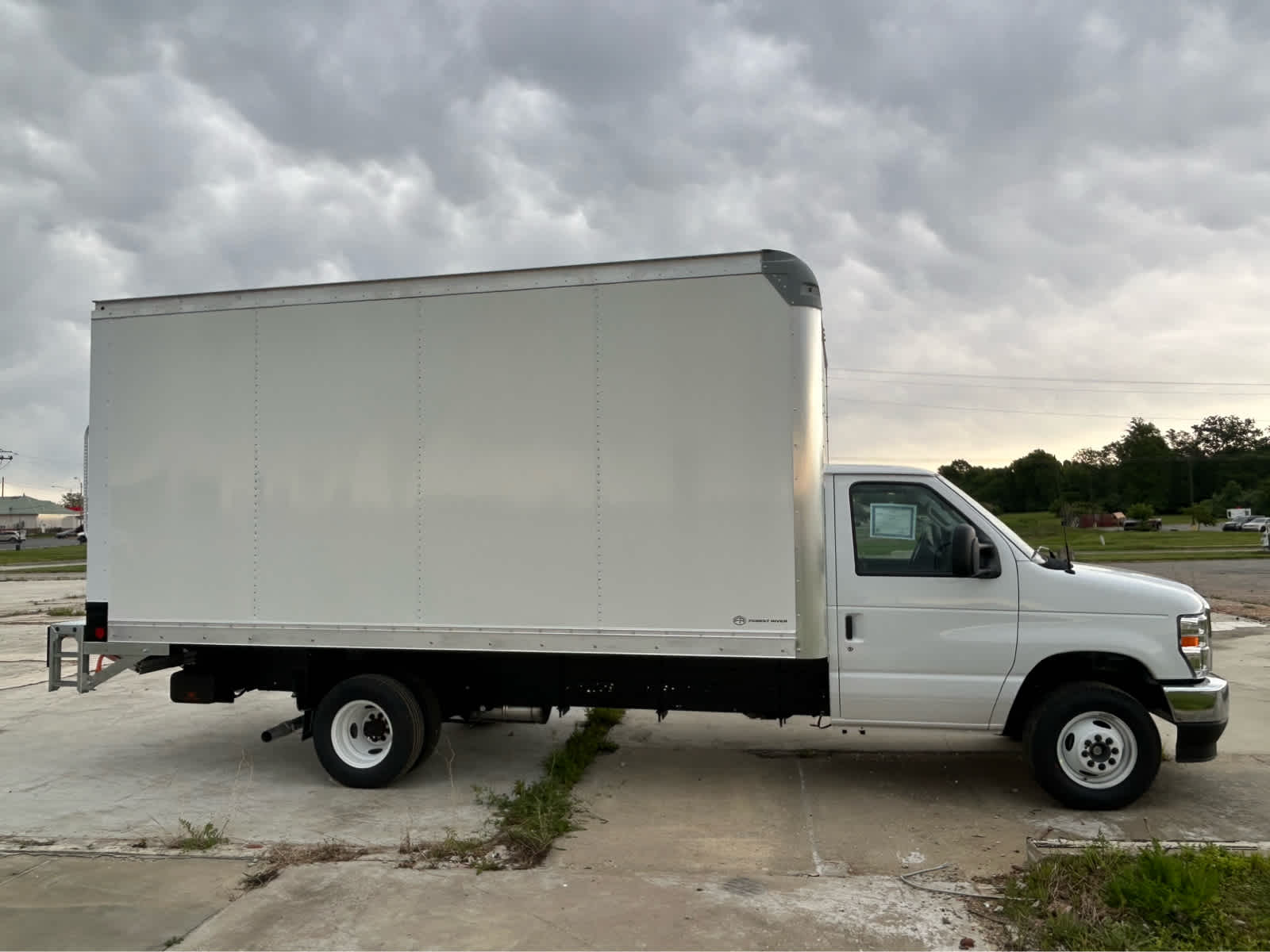New 2027 Ford E-450 - photo 6