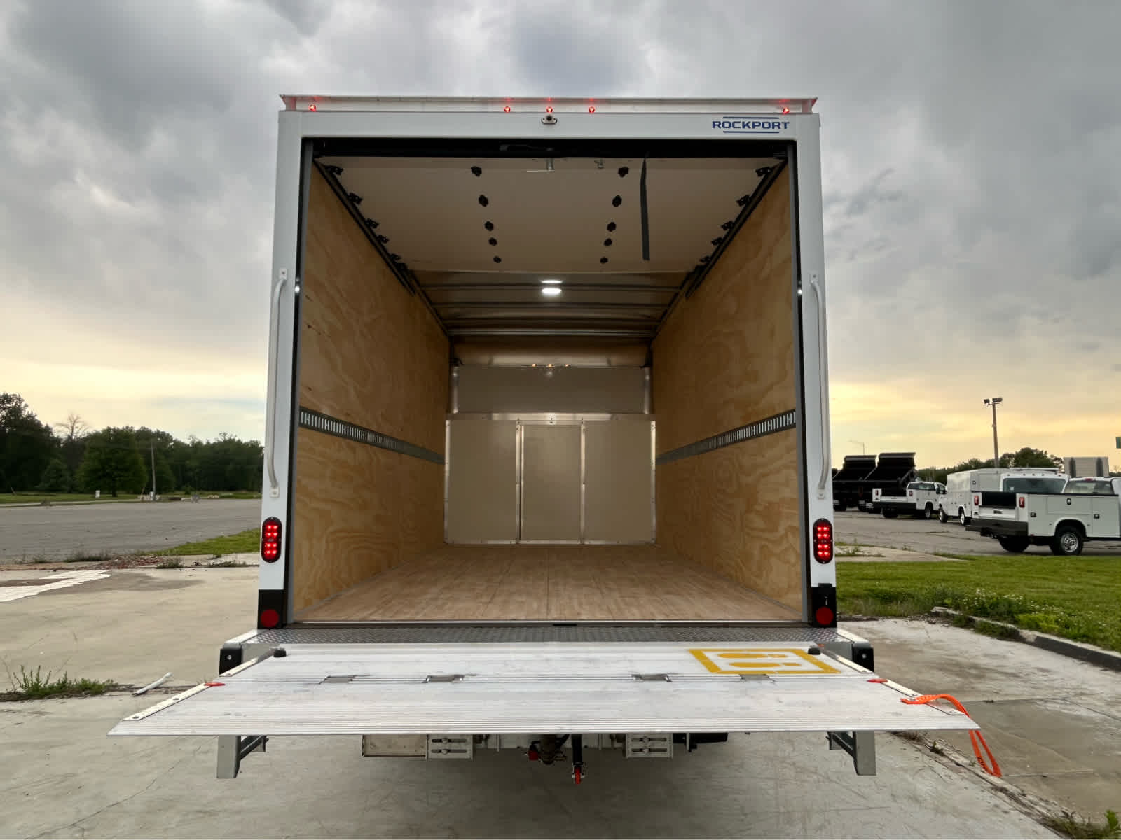 New 2027 Ford E-450 - photo 9