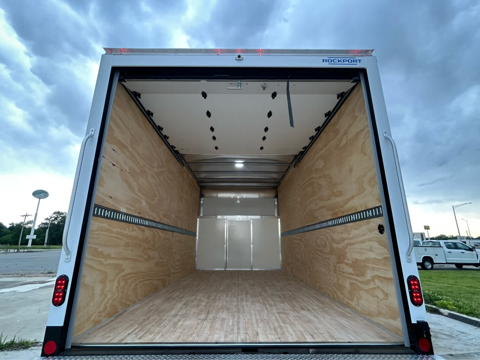 New 2027 Ford E-450 - photo 10