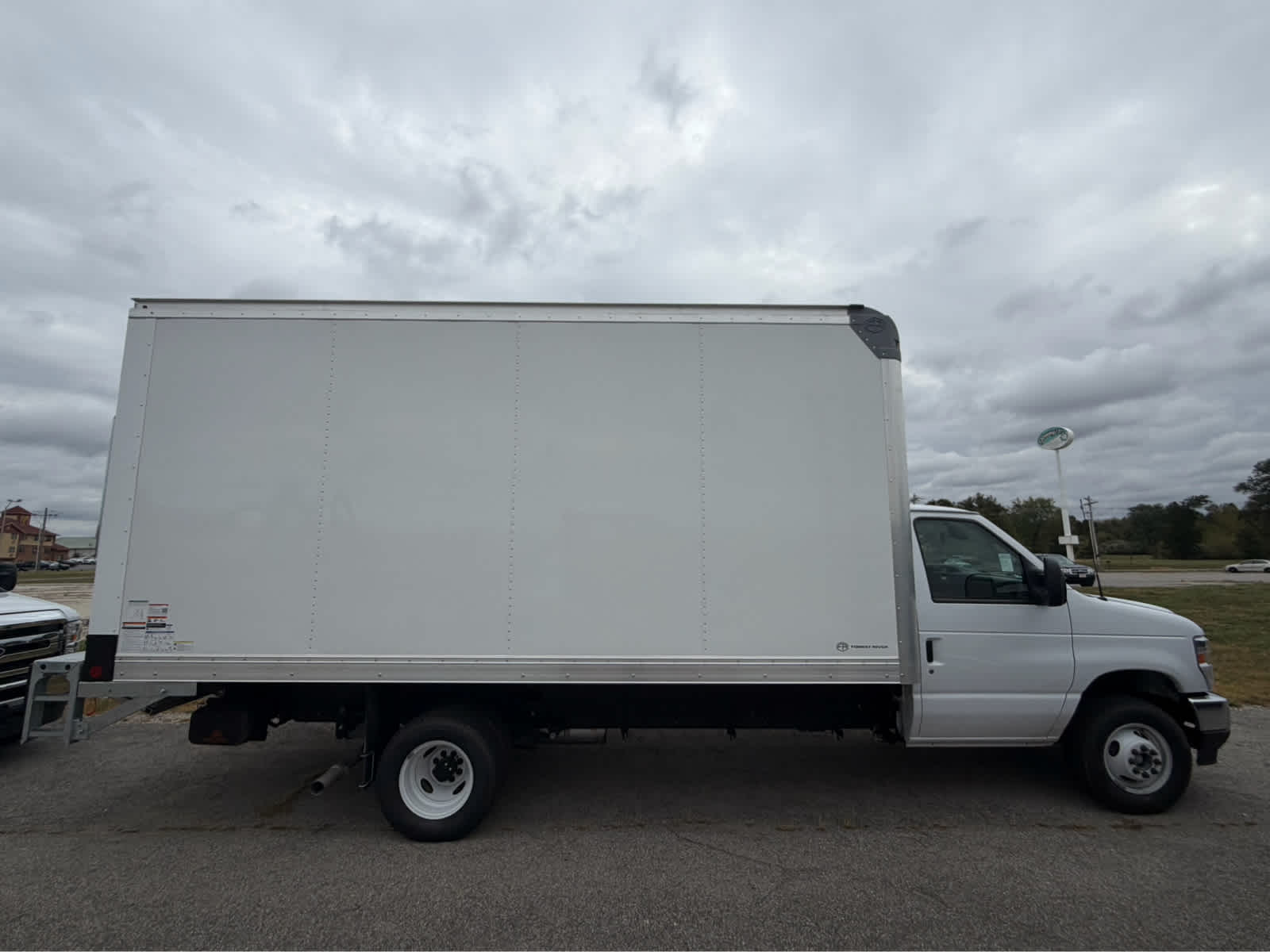 New 2027 Ford E-450 - photo 2
