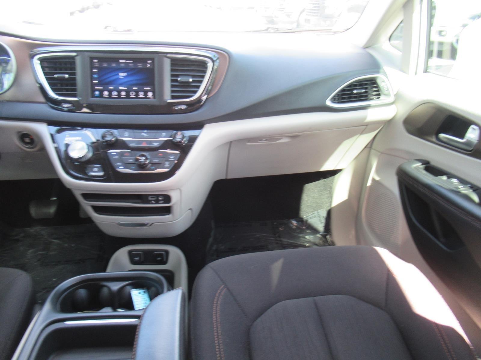 Used 2018 Chrysler Pacifica - photo 16
