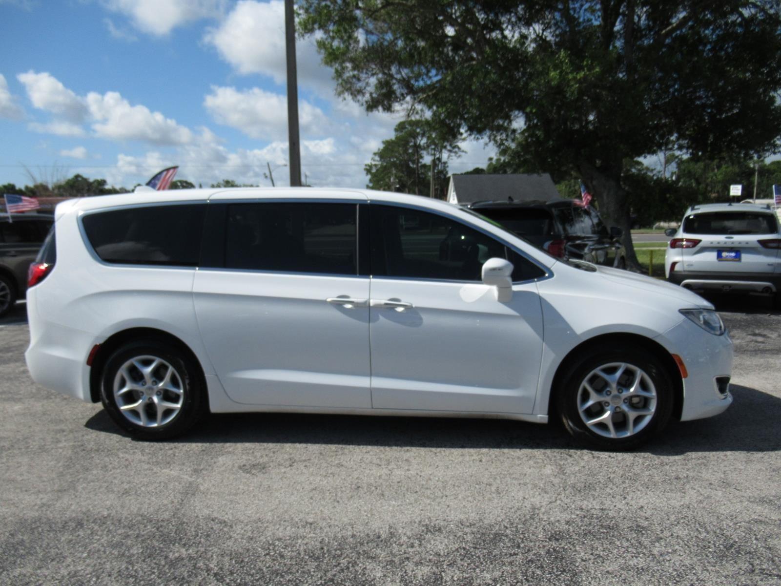 Used 2018 Chrysler Pacifica - photo 6