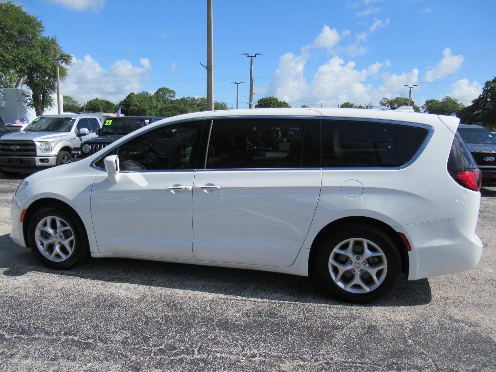 Used 2018 Chrysler Pacifica - photo 8
