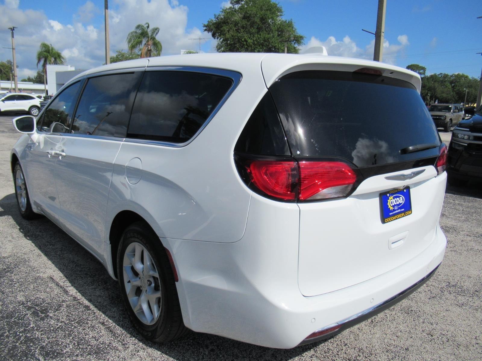 Used 2018 Chrysler Pacifica - photo 9