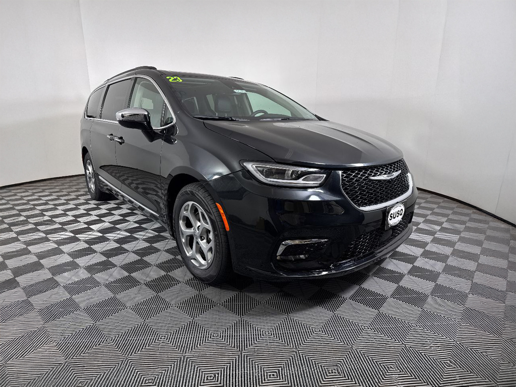 Used 2023 Chrysler Pacifica - photo 1