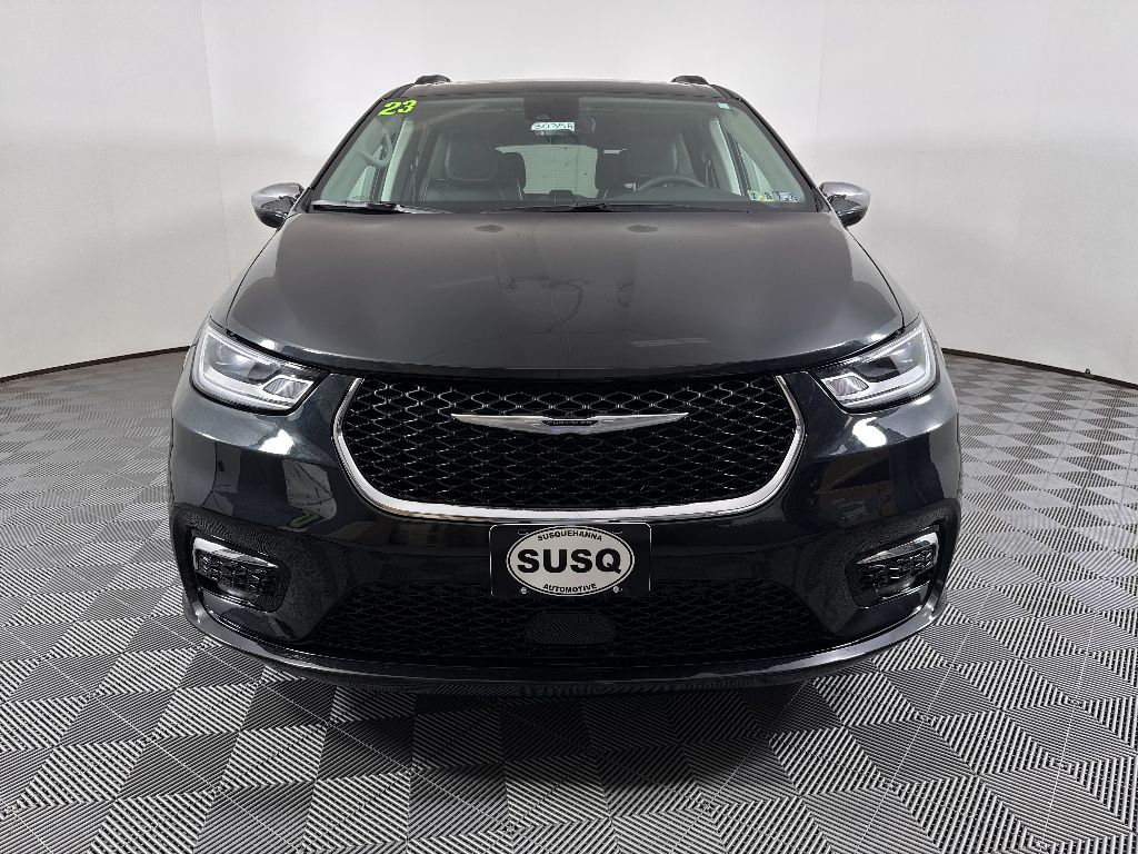 Used 2023 Chrysler Pacifica - photo 2
