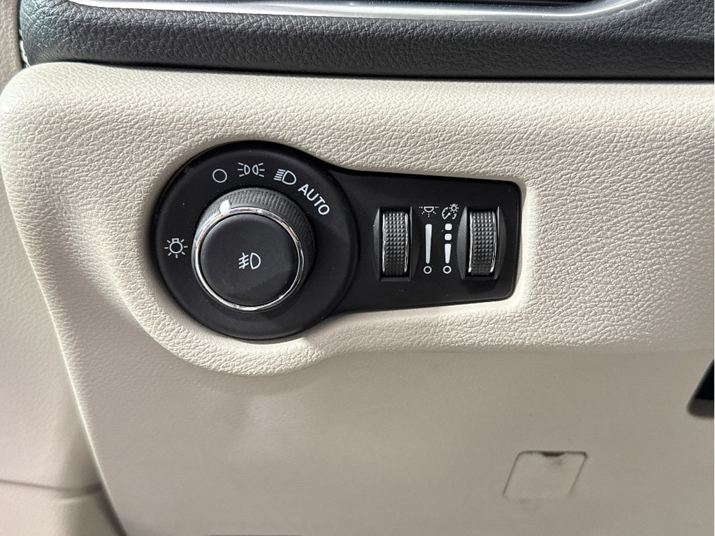 Used 2023 Chrysler Pacifica - photo 28