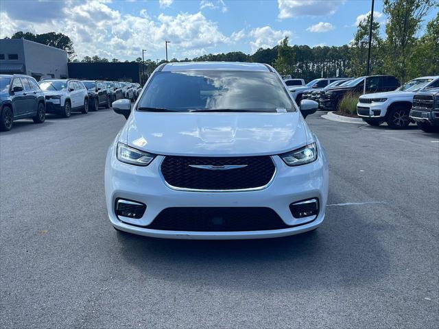Used 2023 Chrysler Pacifica - photo 2
