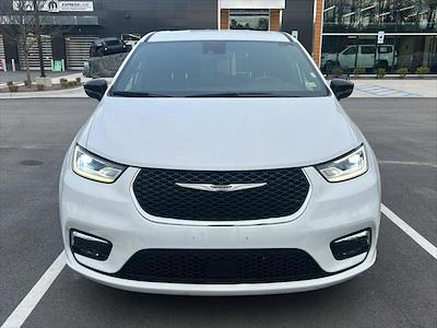 Used 2025 Chrysler Pacifica - photo 1