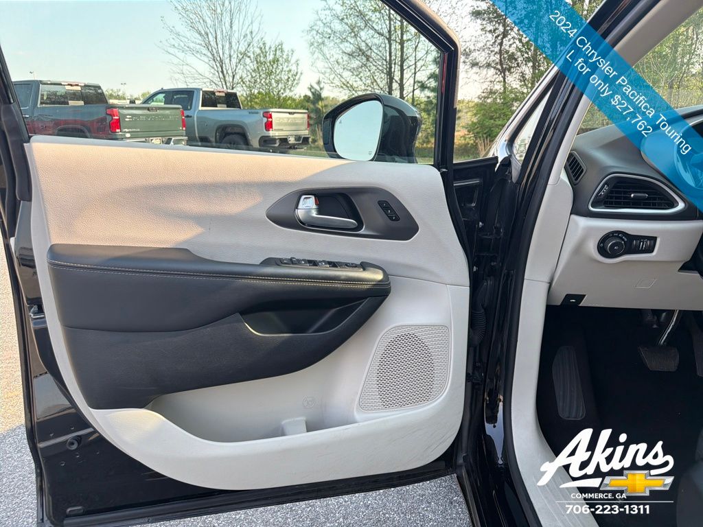 Used 2024 Chrysler Pacifica - photo 18