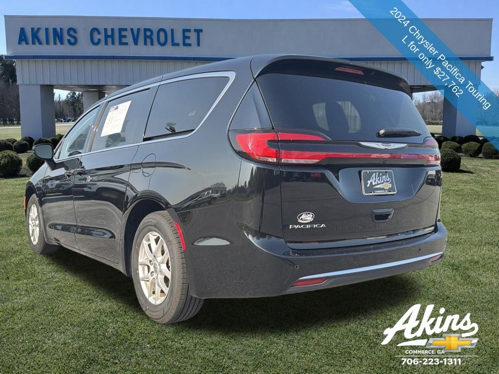 Used 2024 Chrysler Pacifica - photo 2