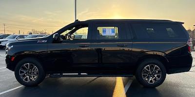 Used 2023 Chevrolet Suburban - photo 1