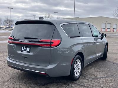 Used 2025 Chrysler Pacifica Select Minivan for sale #87939 - photo 2