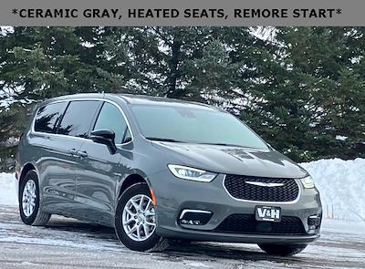 Used 2025 Chrysler Pacifica Select Minivan for sale #87940 - photo 1