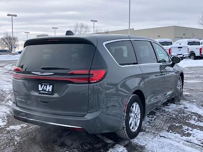 Used 2025 Chrysler Pacifica Select Minivan for sale #87940 - photo 2