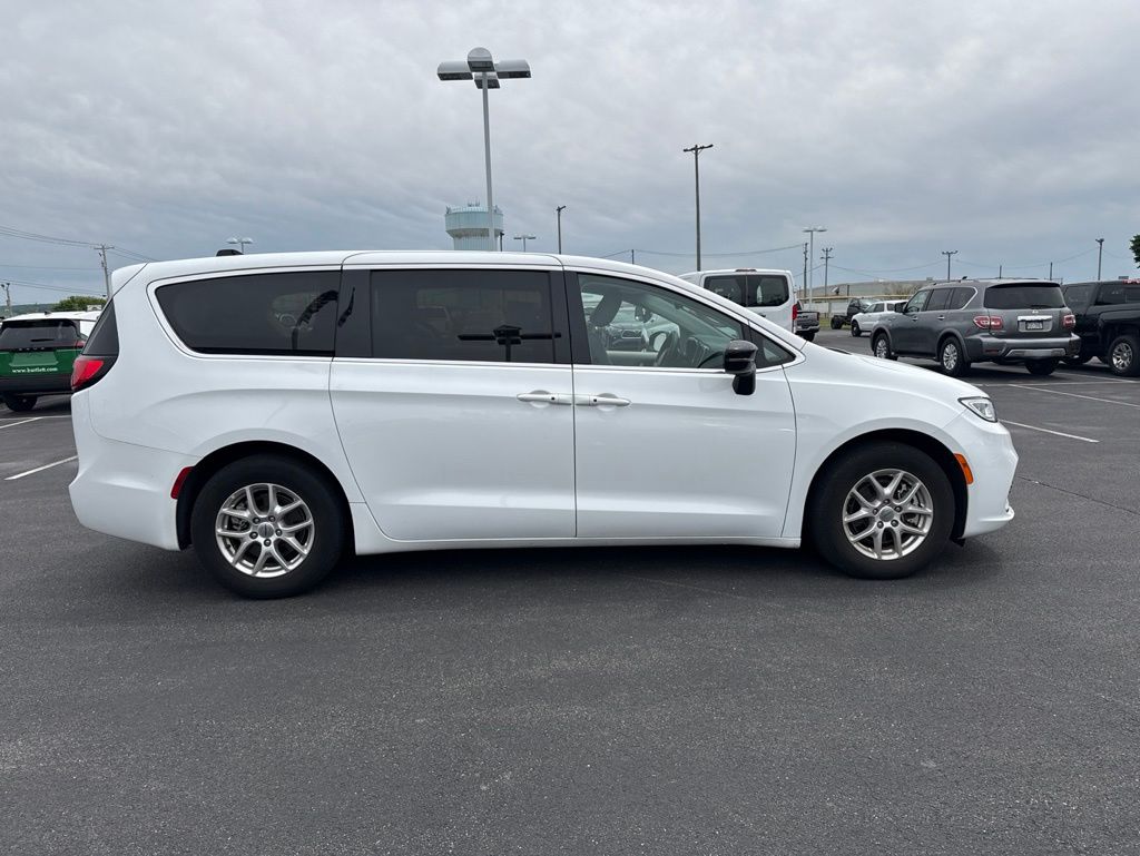 Used 2024 Chrysler Pacifica - photo 6