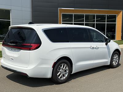 Used 2025 Chrysler Pacifica Select Minivan for sale #3S192 - photo 2