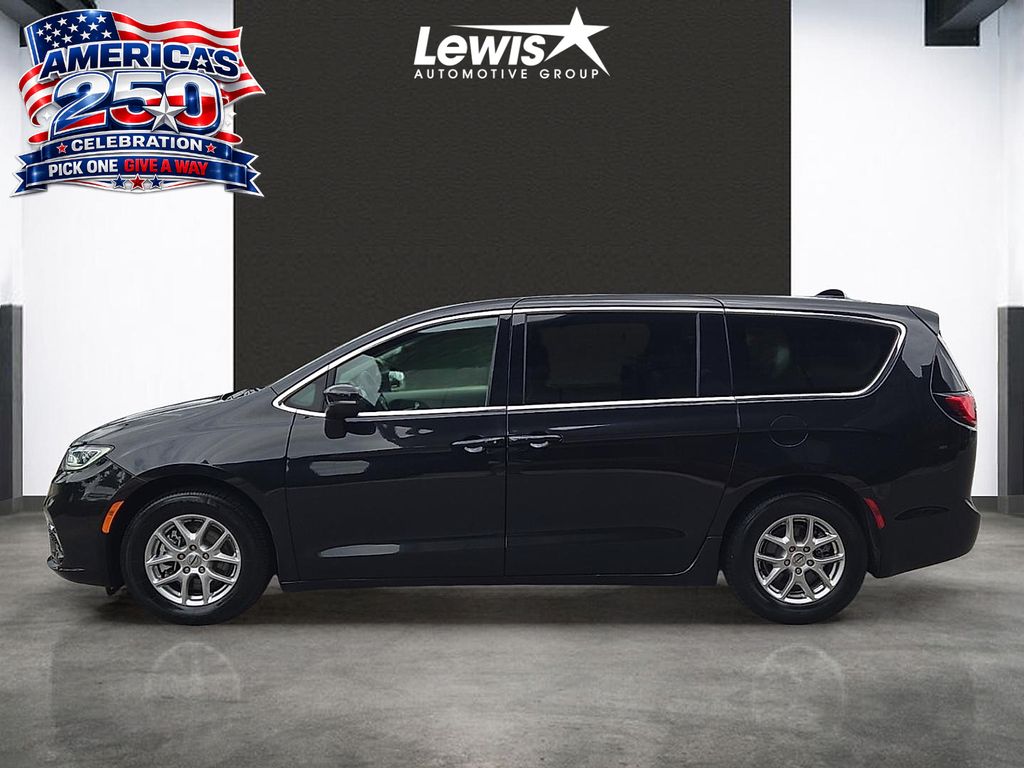 Used 2023 Chrysler Pacifica - photo 2