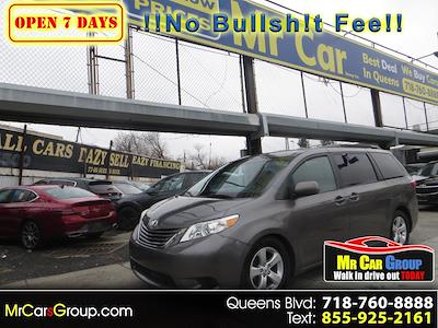 Used 2015 Toyota Sienna - photo 1