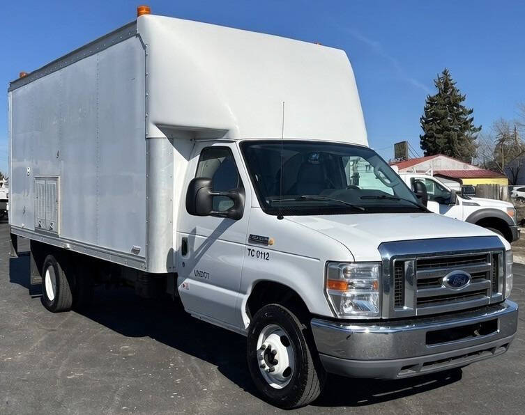 Used 2015 Ford E-450 - photo 1