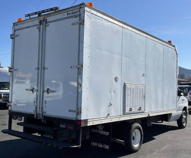 Used 2015 Ford E-450 - photo 2