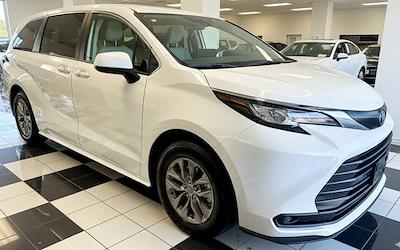 Used 2022 Toyota Sienna LE Minivan for sale #5TDKSKFC8NS047135 - photo 1