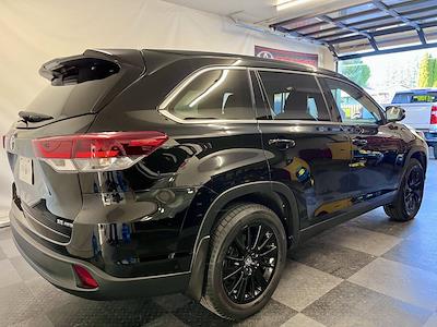 Used 2019 Toyota Highlander SE for sale #5TDJZRFHXKS624089 - photo 2