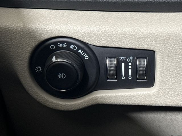 Used 2023 Chrysler Pacifica - photo 1