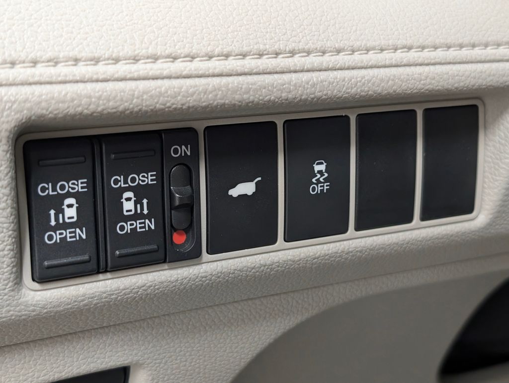 Used 2025 Honda Odyssey - photo 11