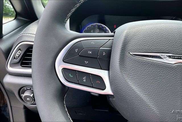 Used 2026 Chrysler Pacifica - photo 13