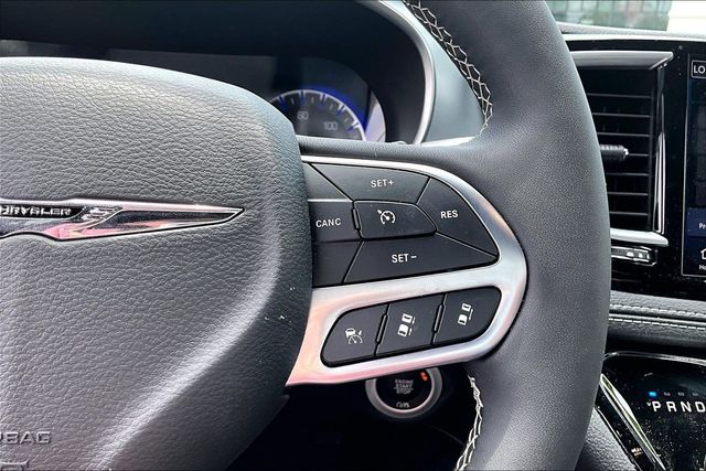 Used 2026 Chrysler Pacifica - photo 14